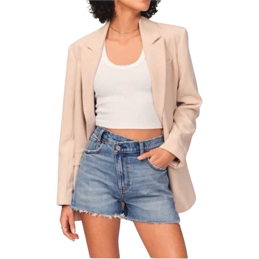 ABERCROMBIE The Mom Short High Rise Medium Wash with Crossover Waist